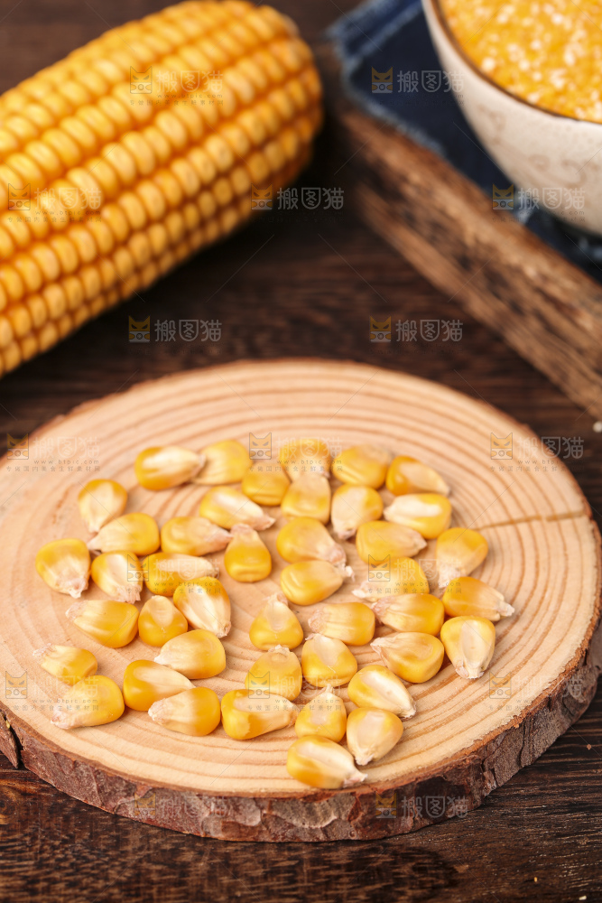 深底上的玉米碴