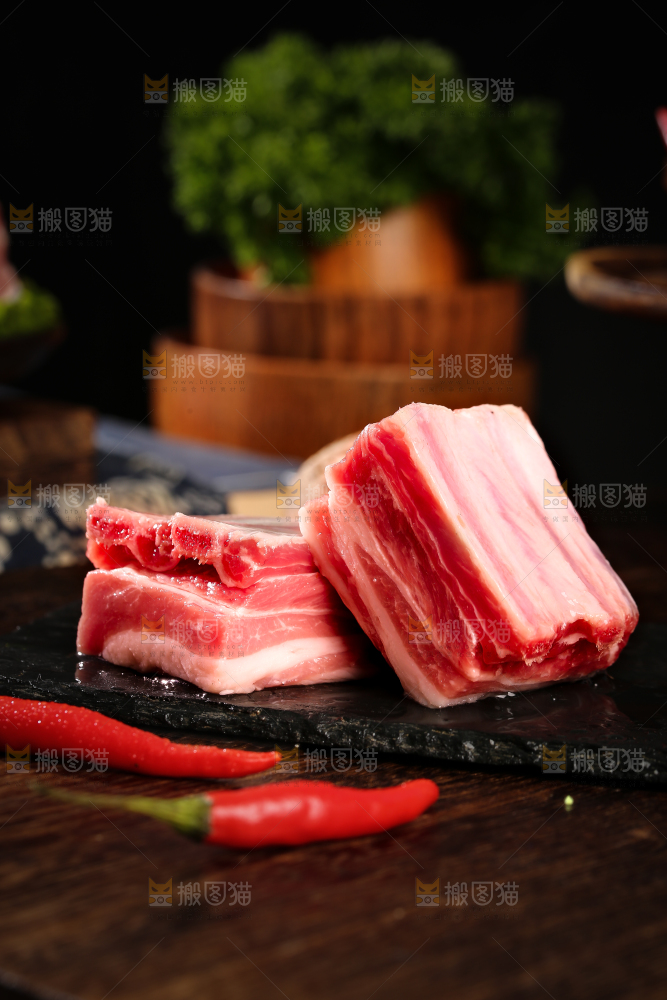 深底上的羊肋排