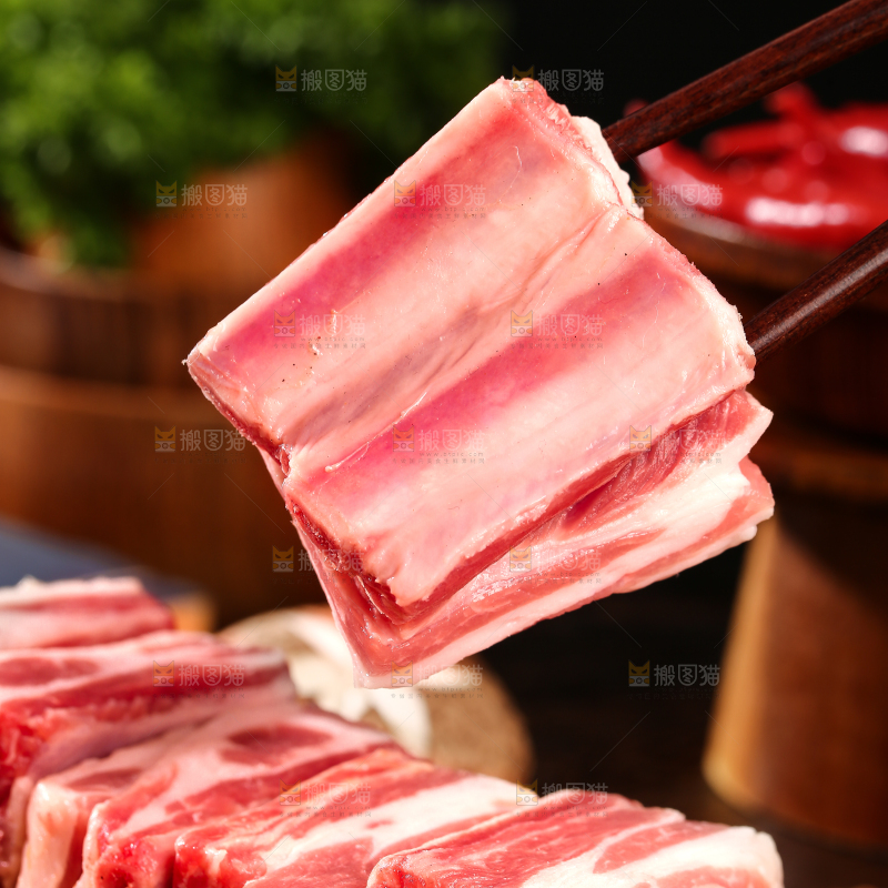 深底上的羊肋排