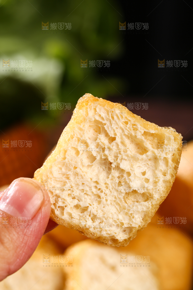 深底上的油豆腐