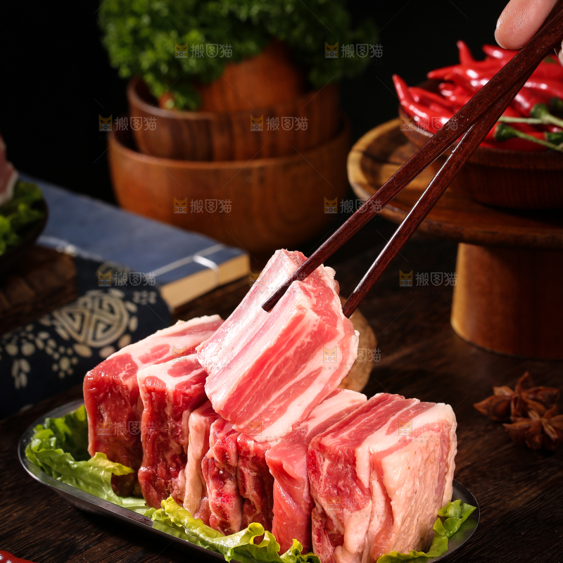 深底上的羊肋排
