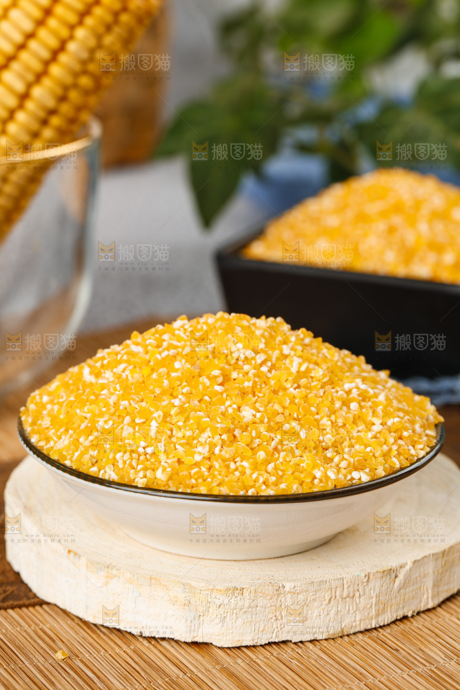 深底上的玉米碴