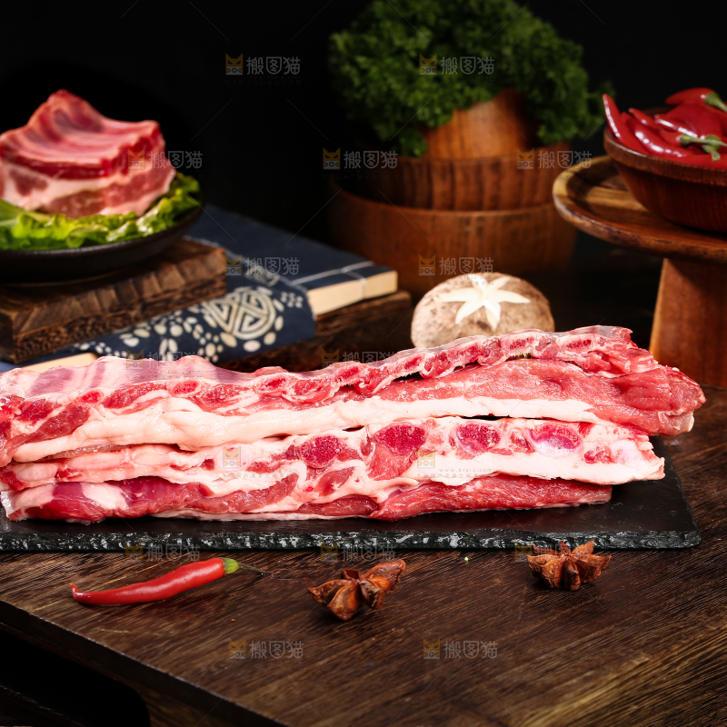 深底上的羊肋排