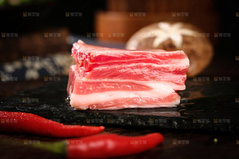 深底上的羊肋排