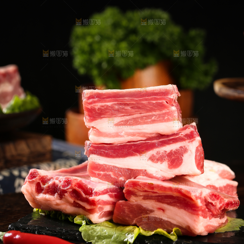 深底上的羊肋排