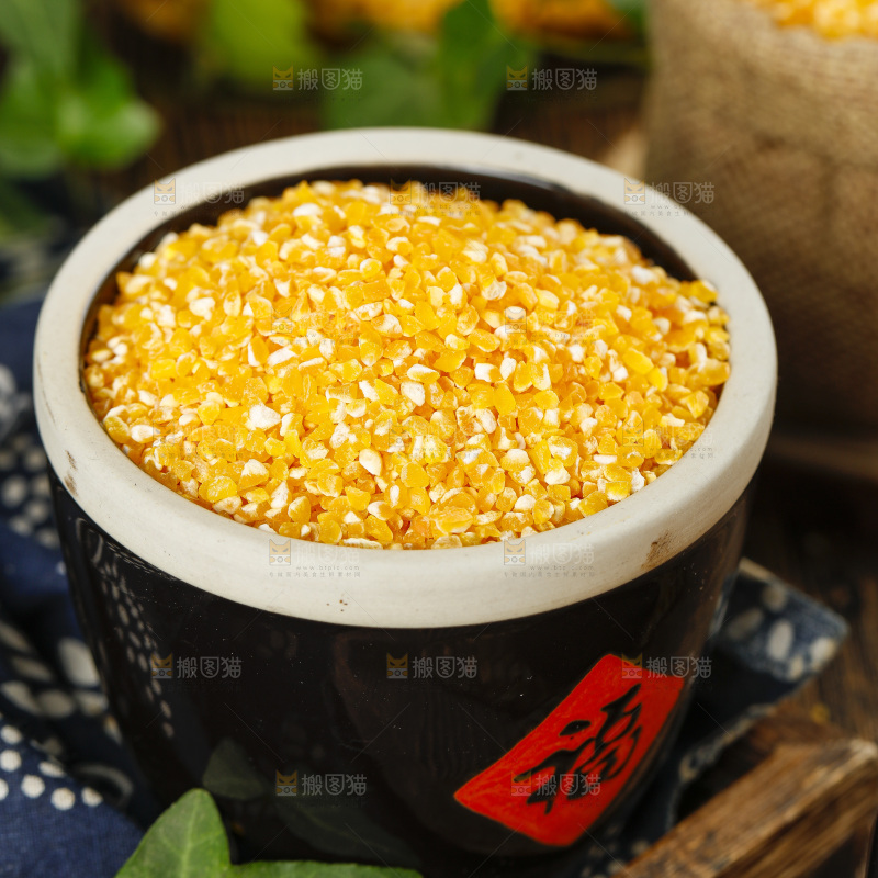 深底上的玉米碴