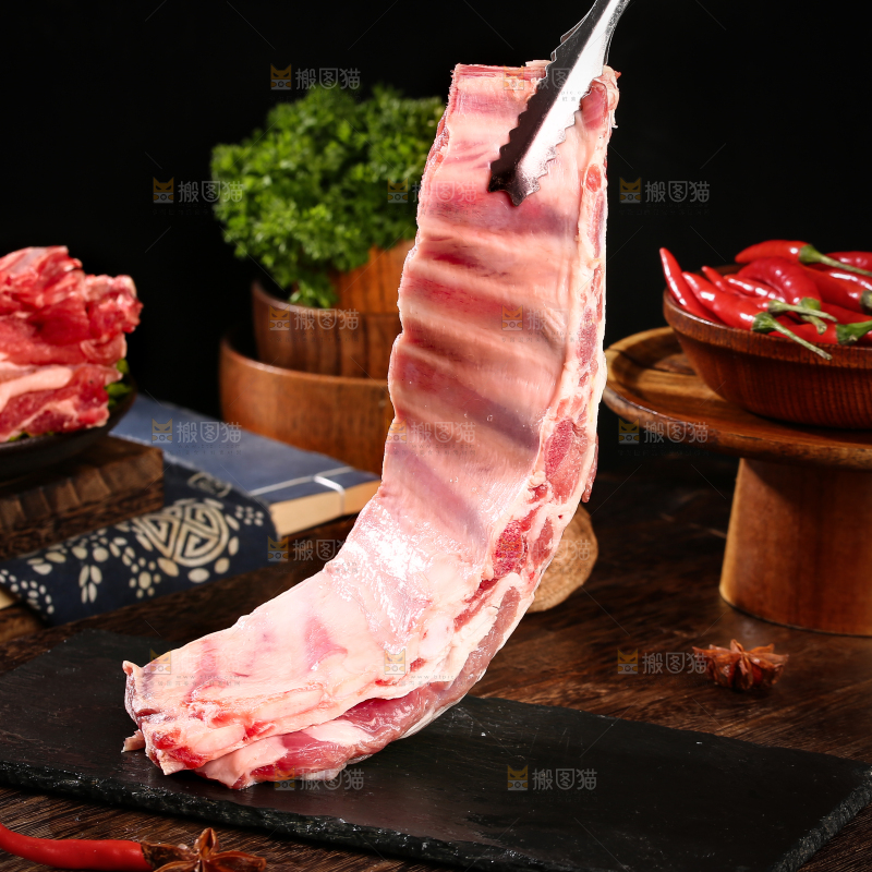深底上的羊肋排