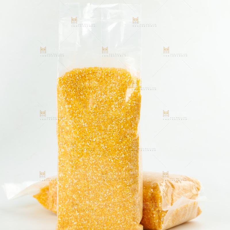 白底上的玉米碴