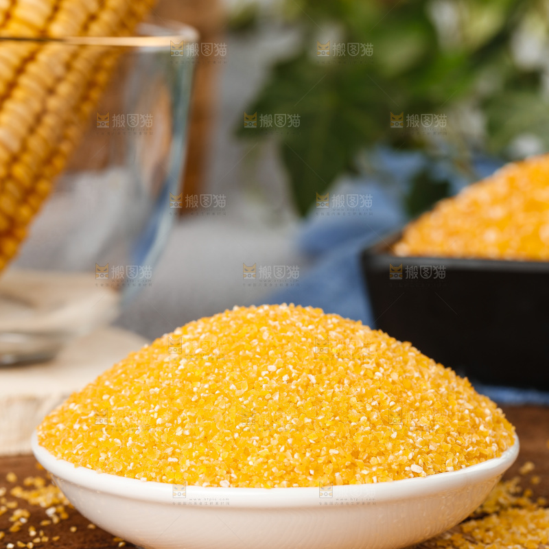 深底上的玉米碴