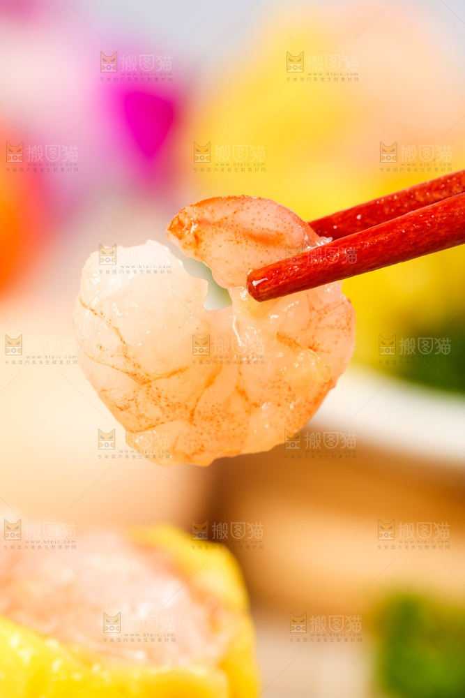 浅底上的虾肉烧卖