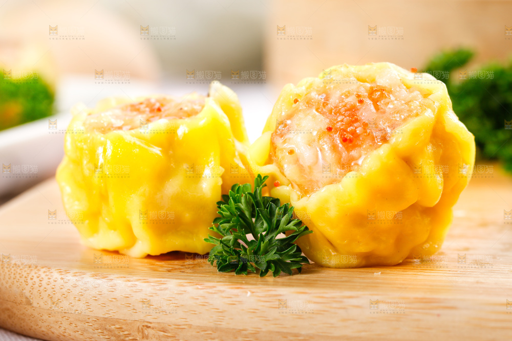 浅底上的虾肉烧卖