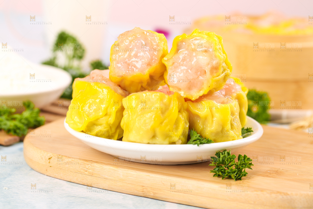 浅底上的虾肉烧卖