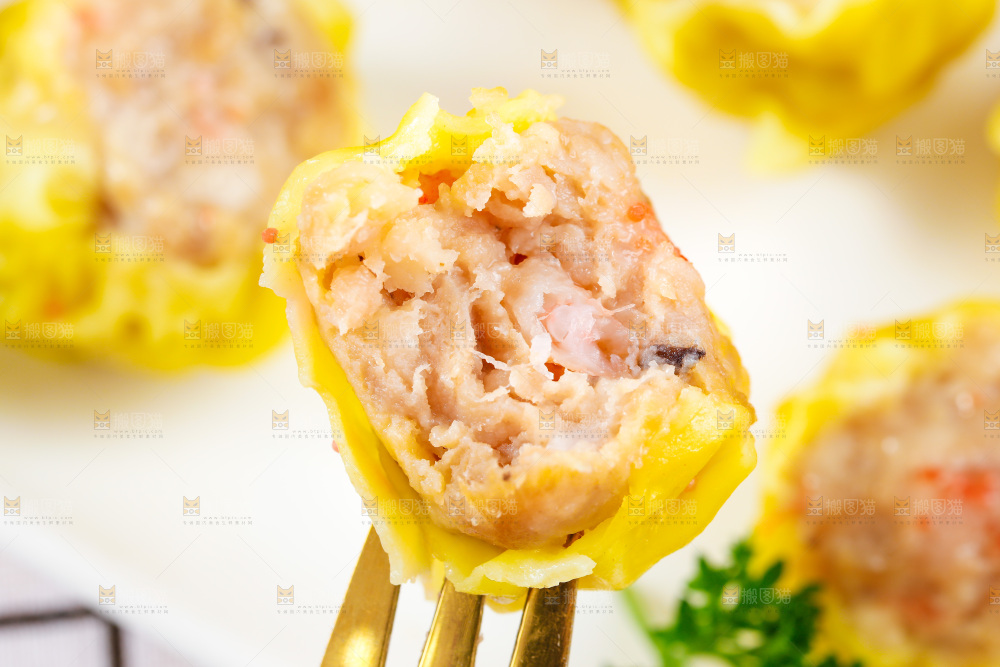 浅底上的虾肉烧卖