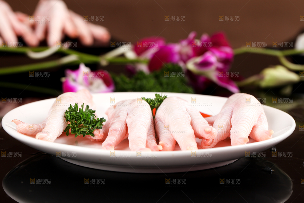 深底上的新鲜鸡爪