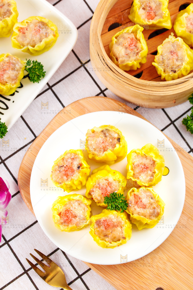 浅底上的虾肉烧卖
