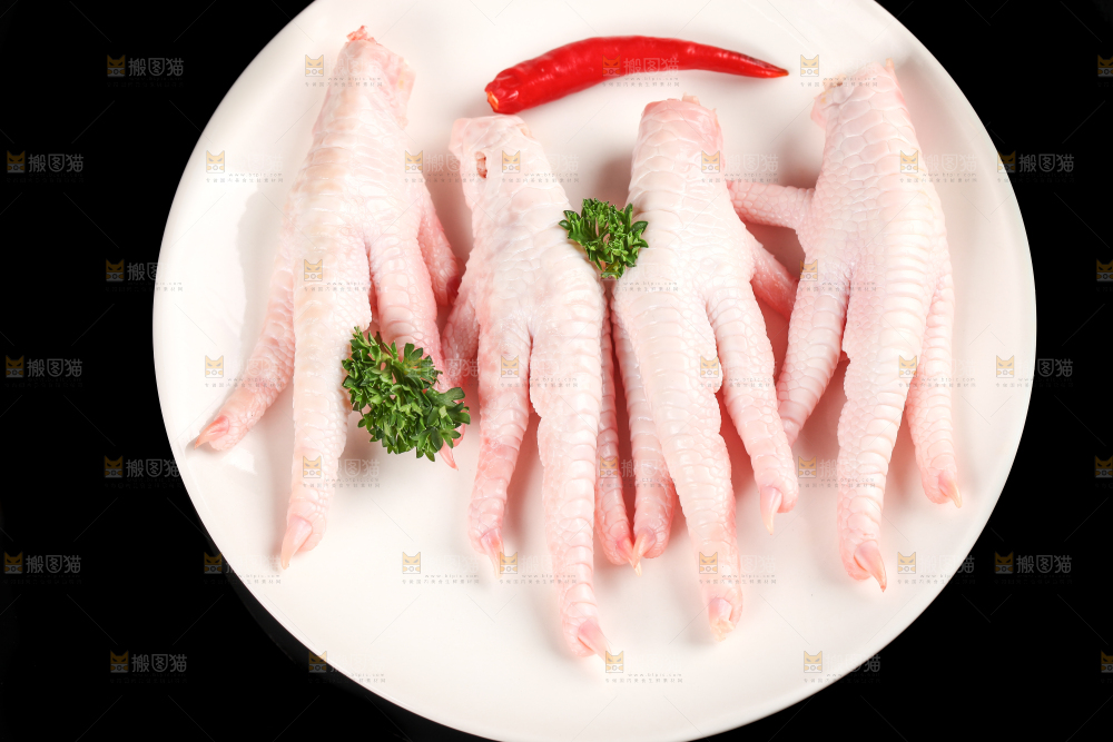 深底上的新鲜鸡爪