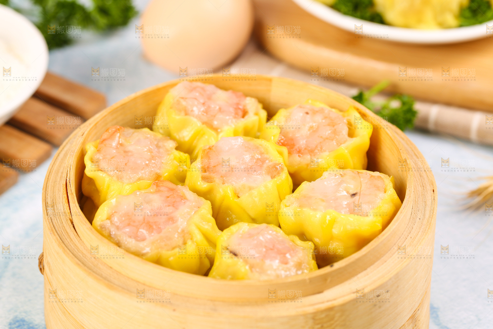 浅底上的虾肉烧卖