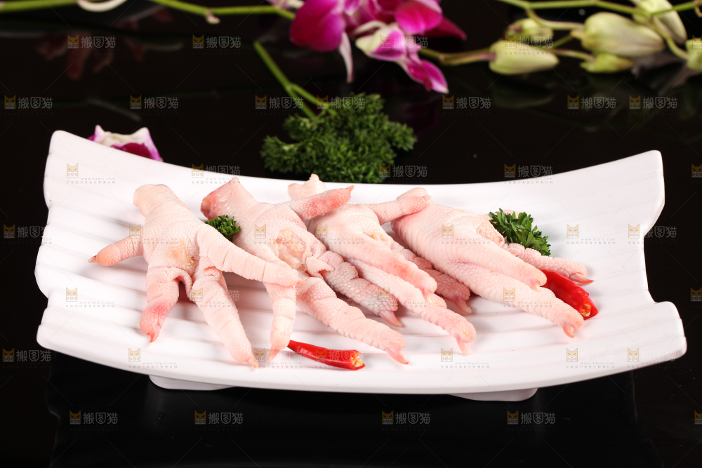 深底上的新鲜鸡爪