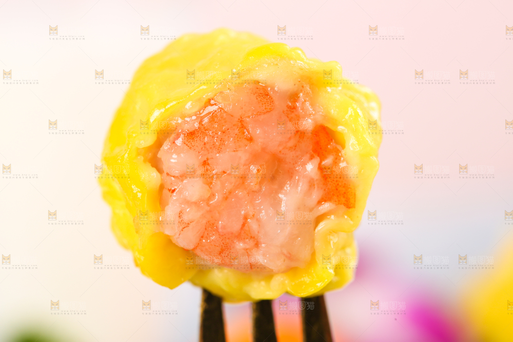 浅底上的虾肉烧卖