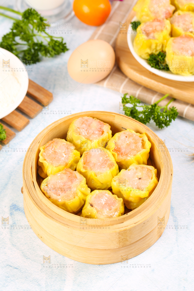 浅底上的虾肉烧卖