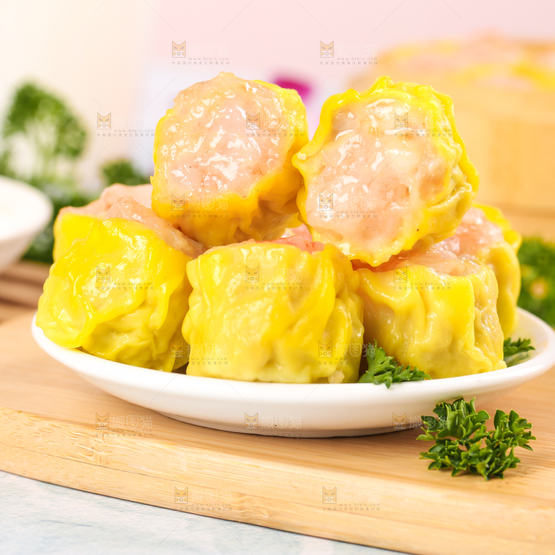 浅底上的虾肉烧卖