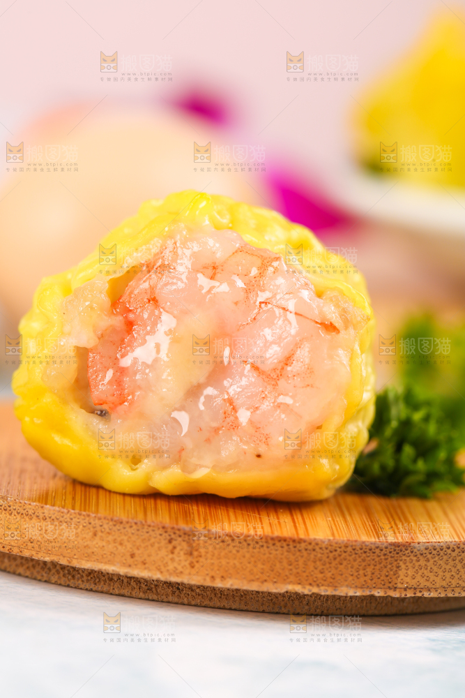 浅底上的虾肉烧卖