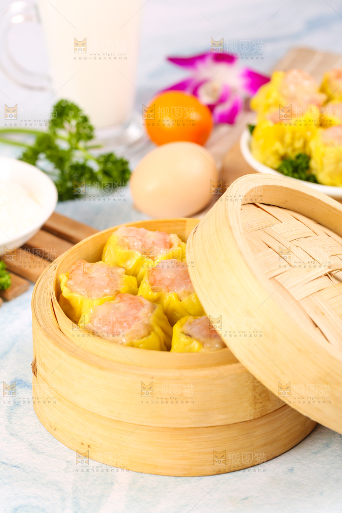 浅底上的虾肉烧卖