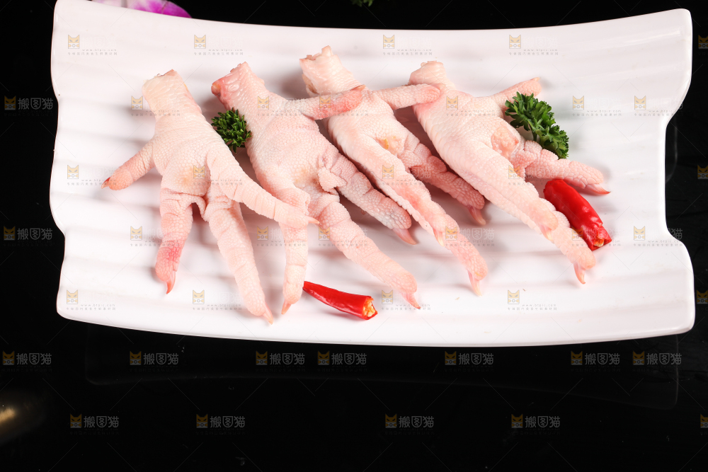 深底上的新鲜鸡爪