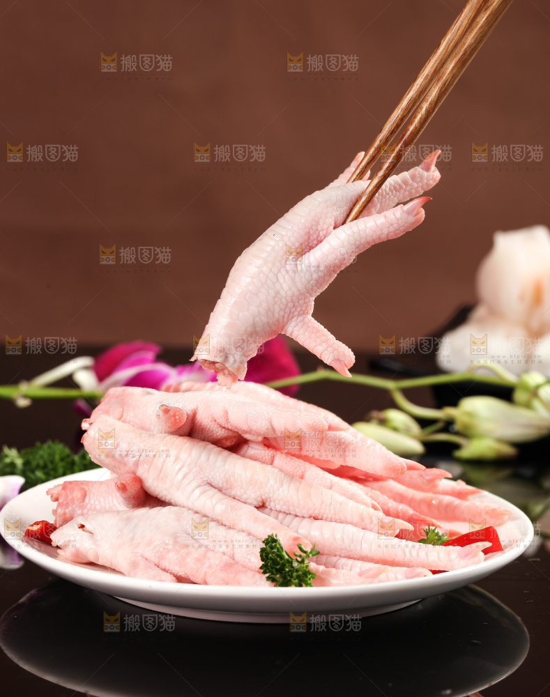 深底上的新鲜鸡爪