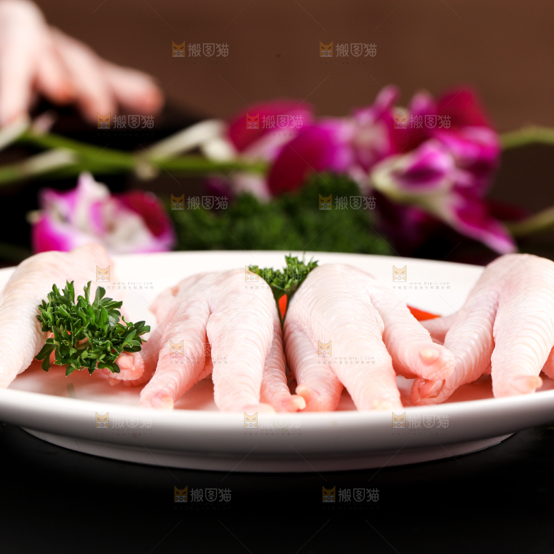 深底上的新鲜鸡爪