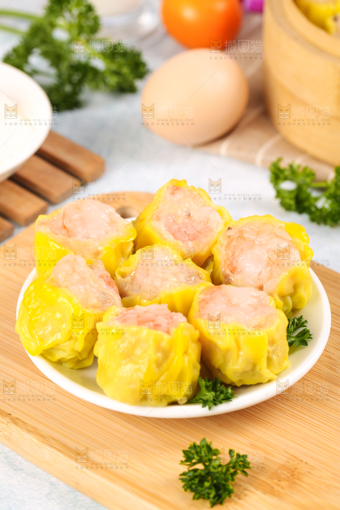 浅底上的虾肉烧卖