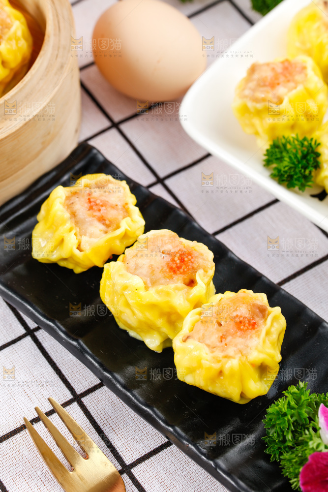 浅底上的虾肉烧卖