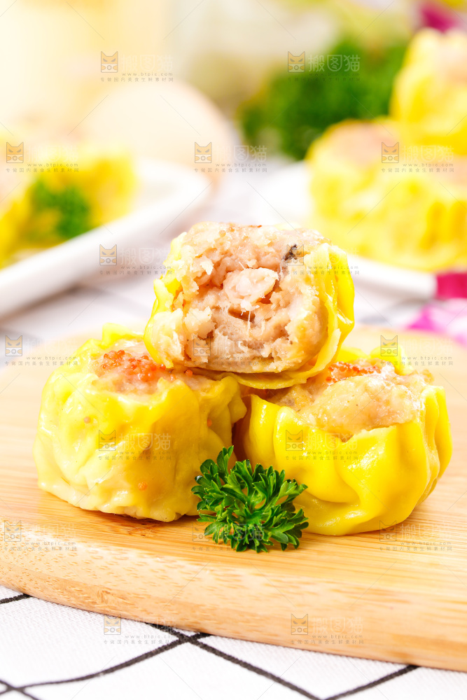 浅底上的虾肉烧卖