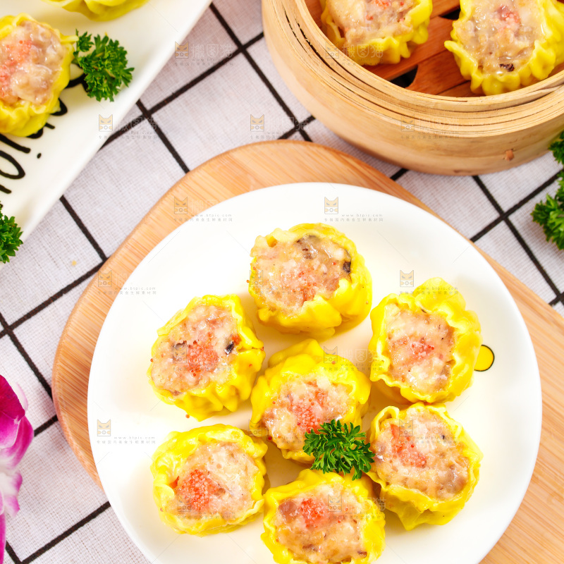 浅底上的虾肉烧卖