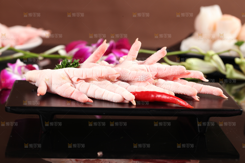 深底上的新鲜鸡爪