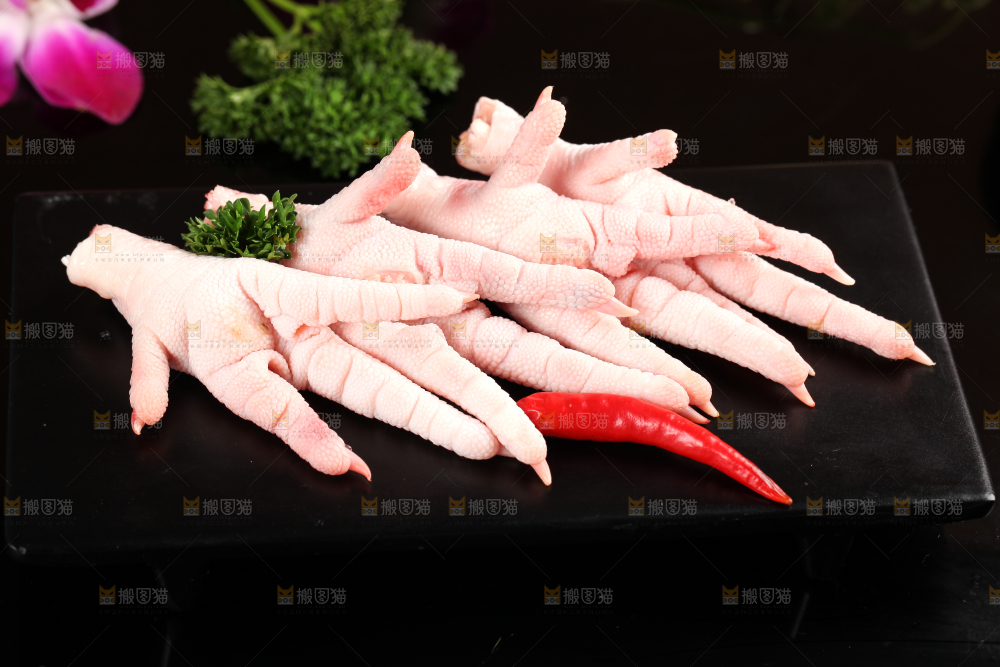 深底上的新鲜鸡爪