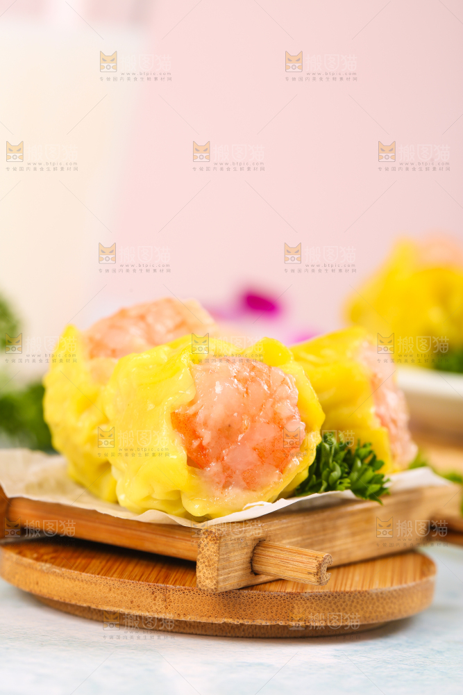 浅底上的虾肉烧卖