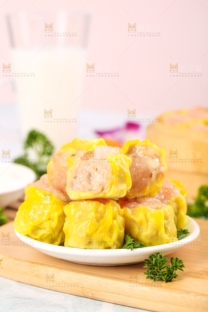 浅底上的虾肉烧卖