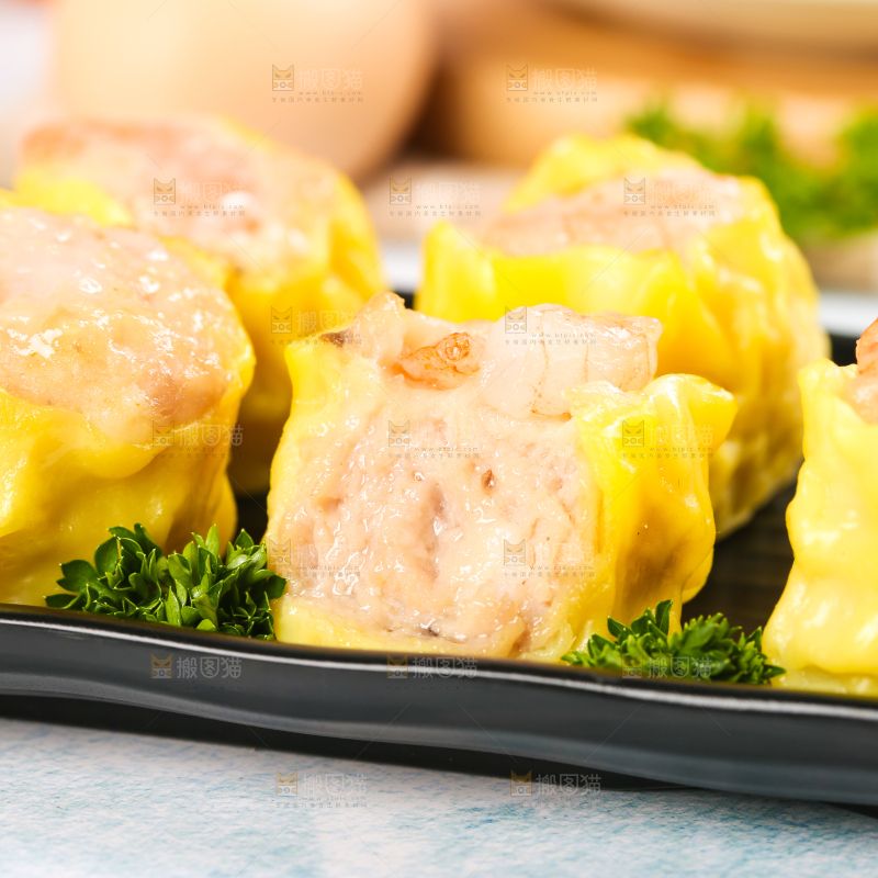 浅底上的虾肉烧卖