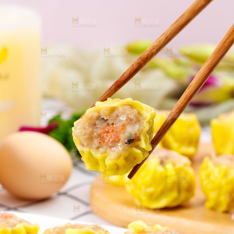 浅底上的虾肉烧卖