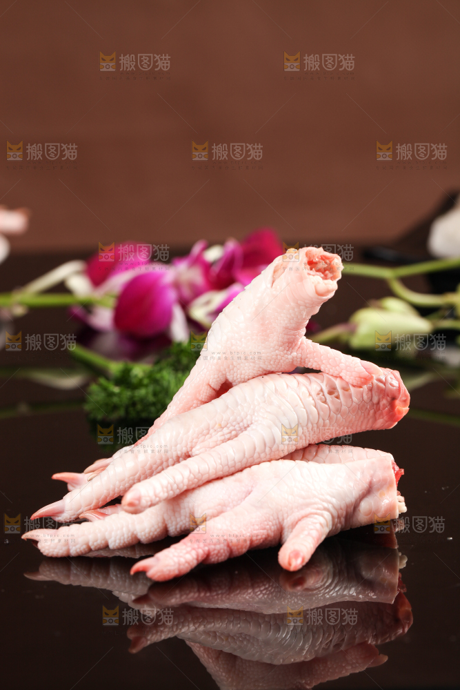 深底上的新鲜鸡爪