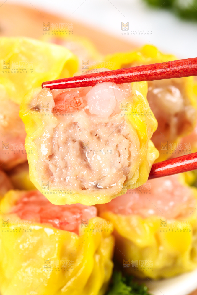 浅底上的虾肉烧卖
