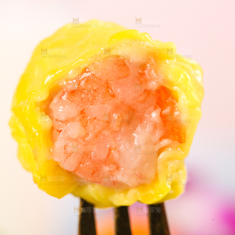 浅底上的虾肉烧卖