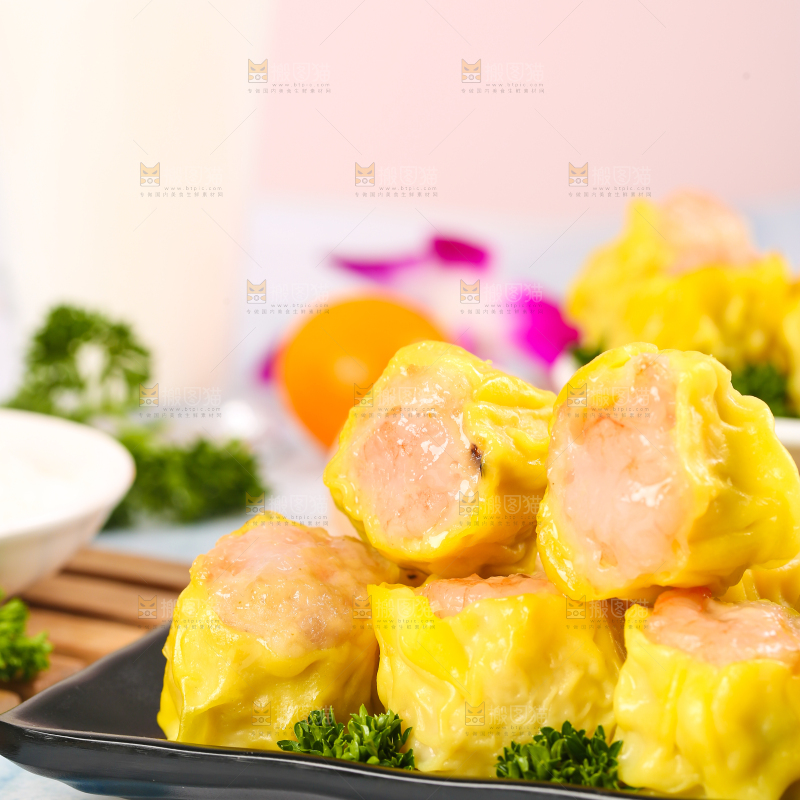 浅底上的虾肉烧卖