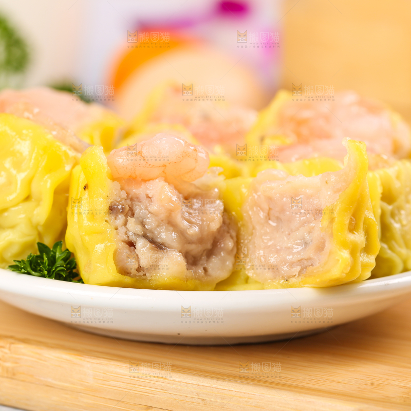 浅底上的虾肉烧卖