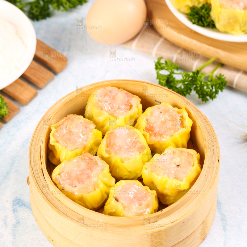 浅底上的虾肉烧卖