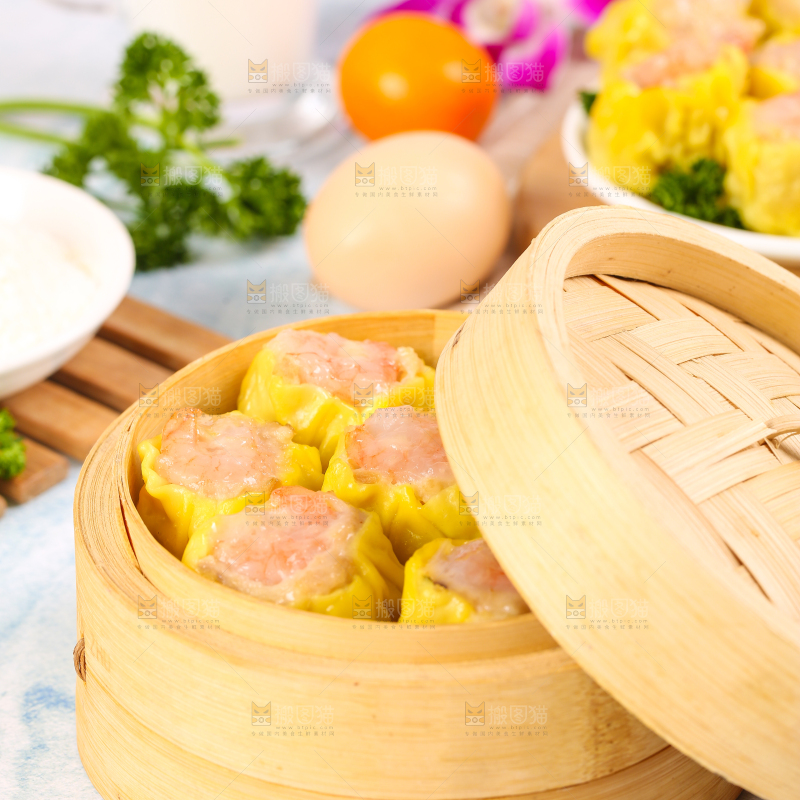 浅底上的虾肉烧卖