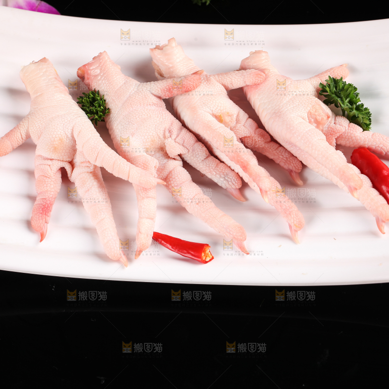 深底上的新鲜鸡爪