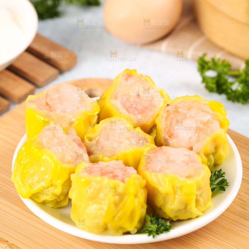 浅底上的虾肉烧卖