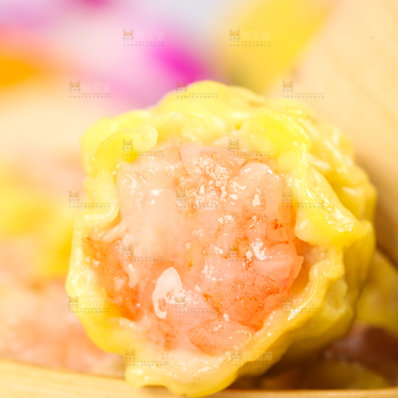 浅底上的虾肉烧卖